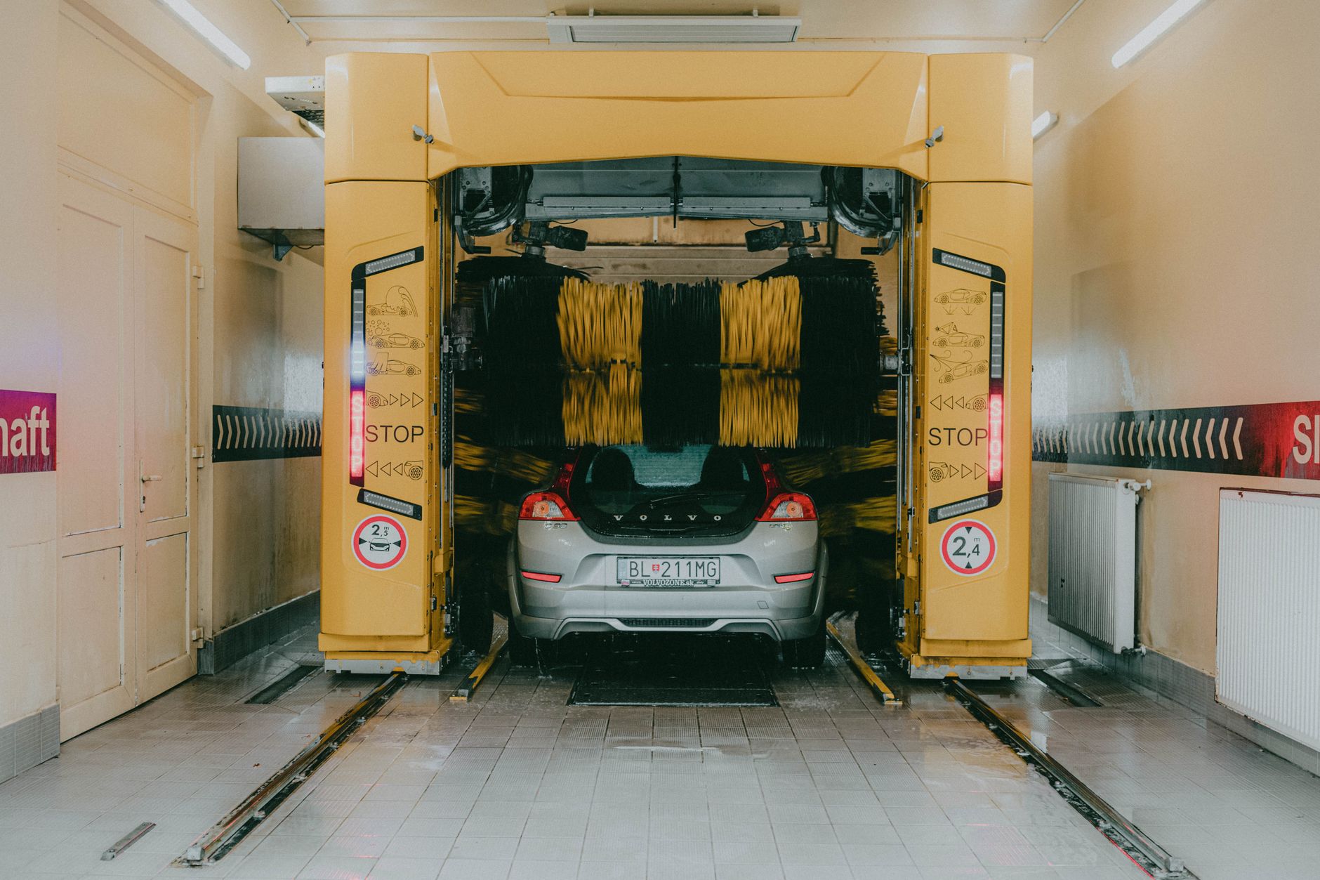 Carro entrando em um túnel de lavagem automática